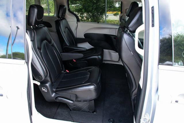 Used 2023 Chrysler Pacifica Touring-L image 34