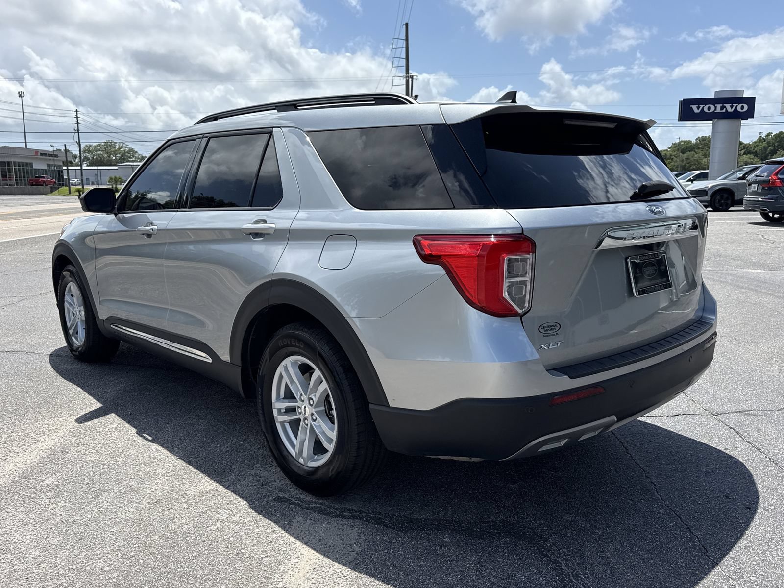 Used 2024 Ford Explorer XLT w/ Equipment Group 202A RWD image 3
