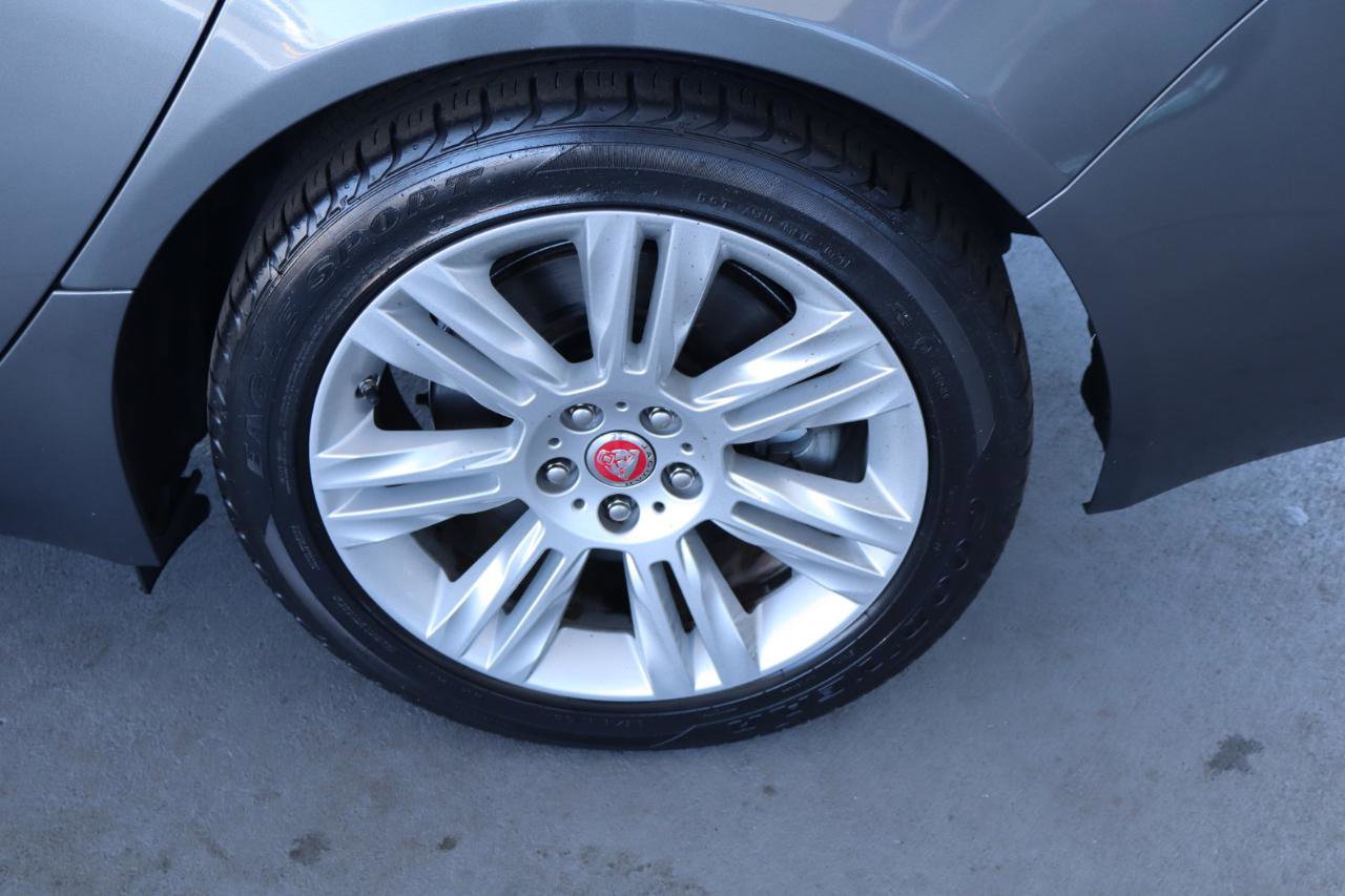 Used 2017 Jaguar XF Premium image 45