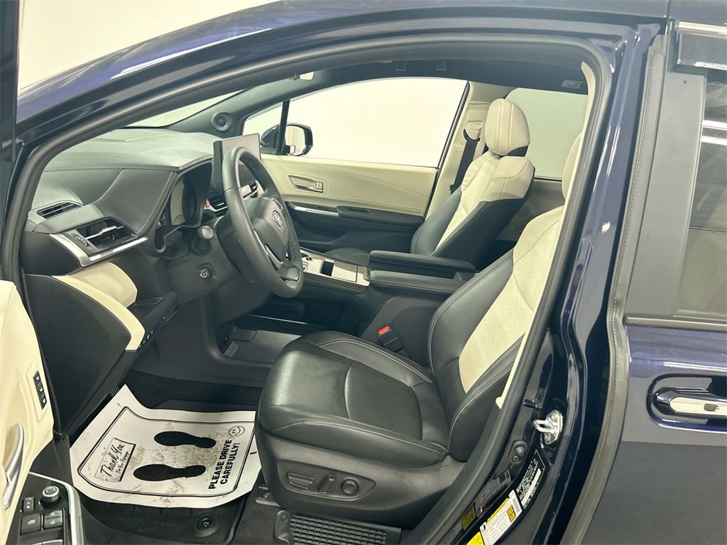 Used 2025 Toyota Sienna Platinum image 13
