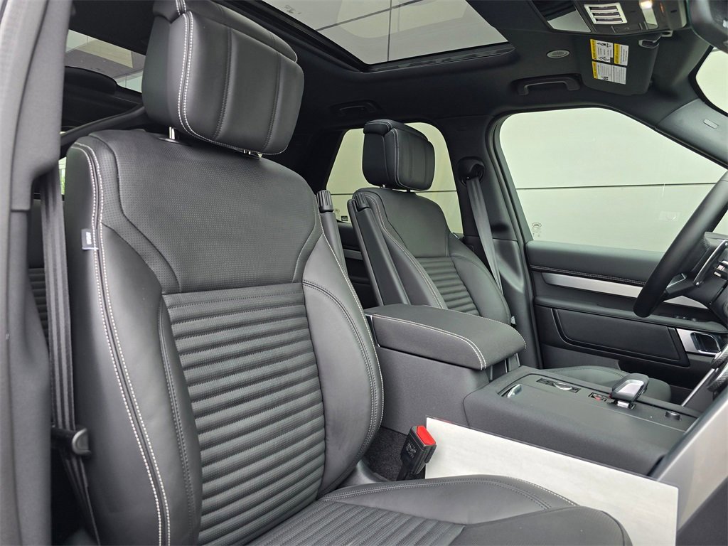 New 2025 Land Rover Discovery Dynamic SE image 32
