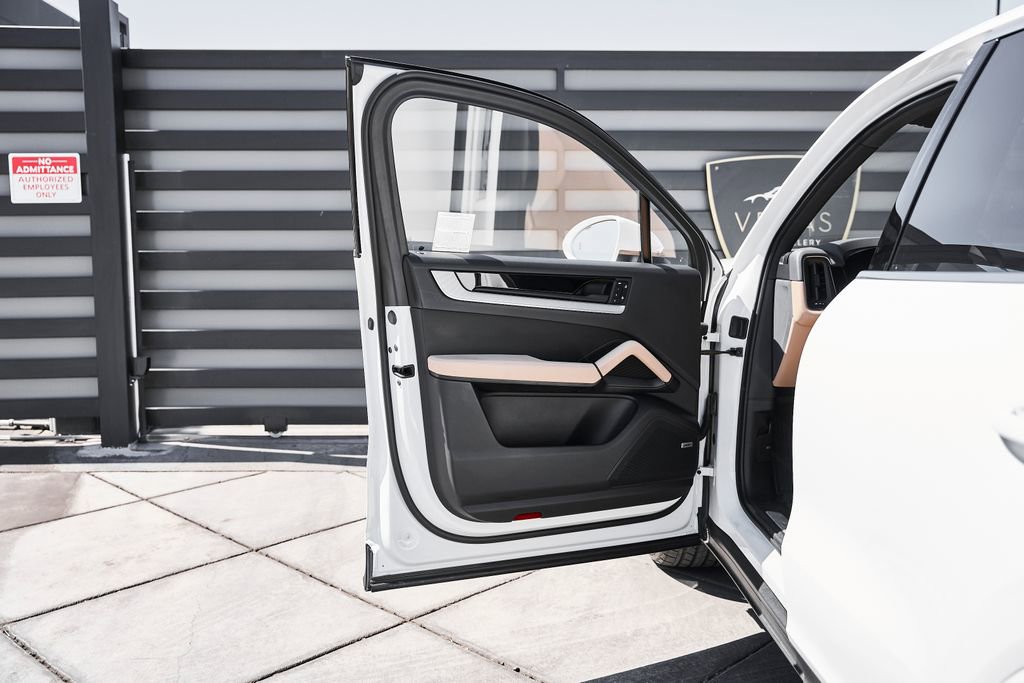 Used 2025 Porsche Cayenne image 27