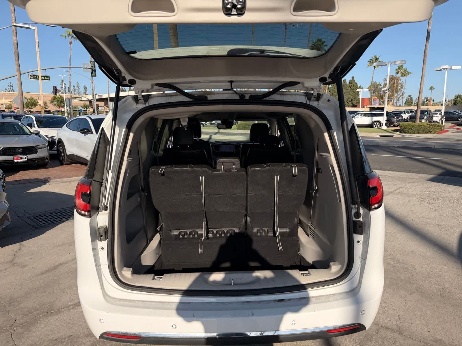 Used 2023 Chrysler Pacifica Touring-L FWD image 20