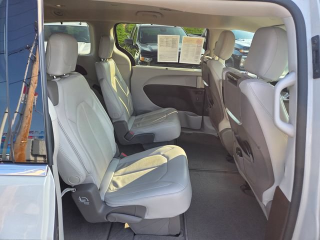 Used 2021 Chrysler Pacifica Touring-L w/ Uconnect Theater Family Group AWD/4WD image 13