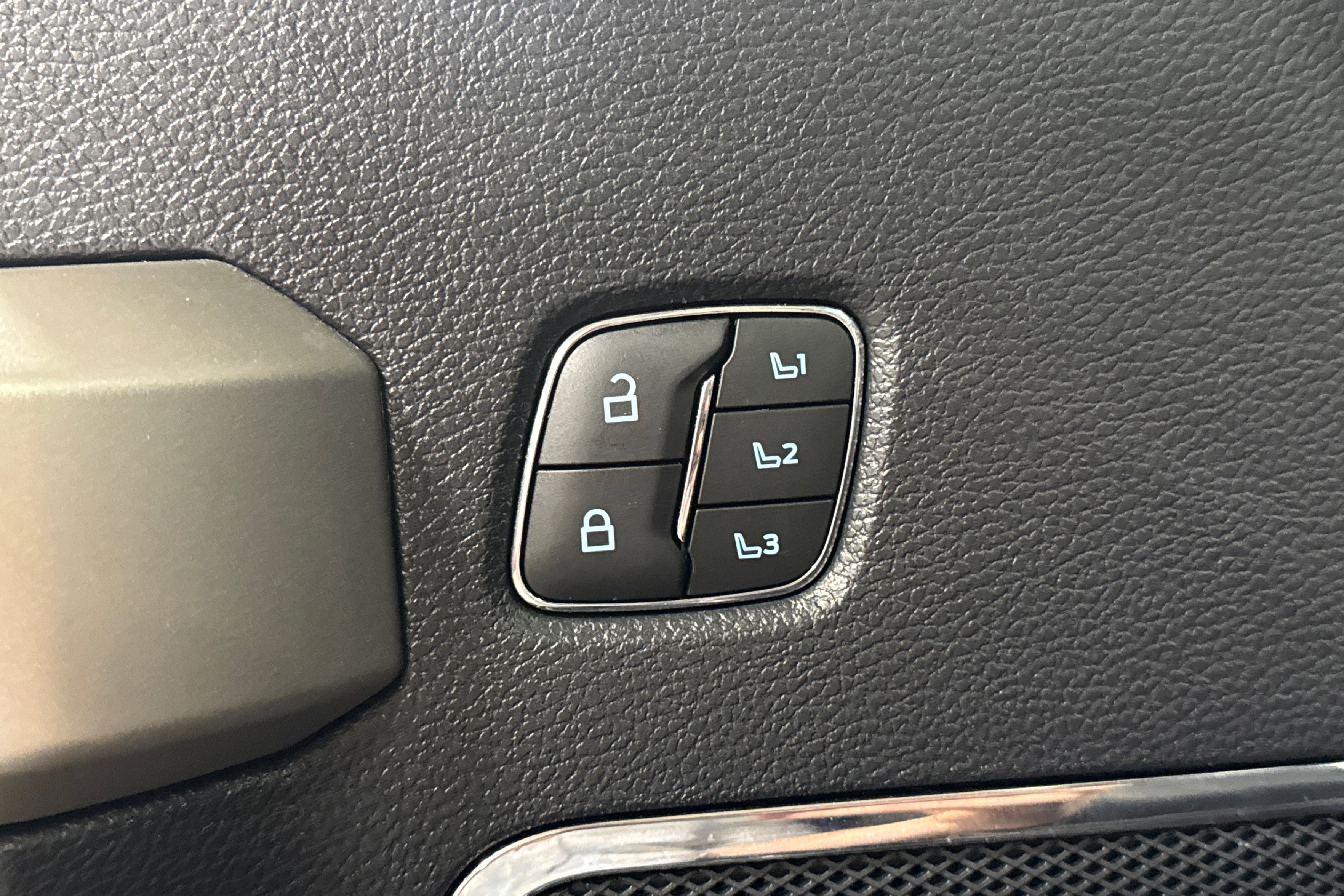 Used 2022 Ford F250 Lariat w/ Black Appearance Package image 18