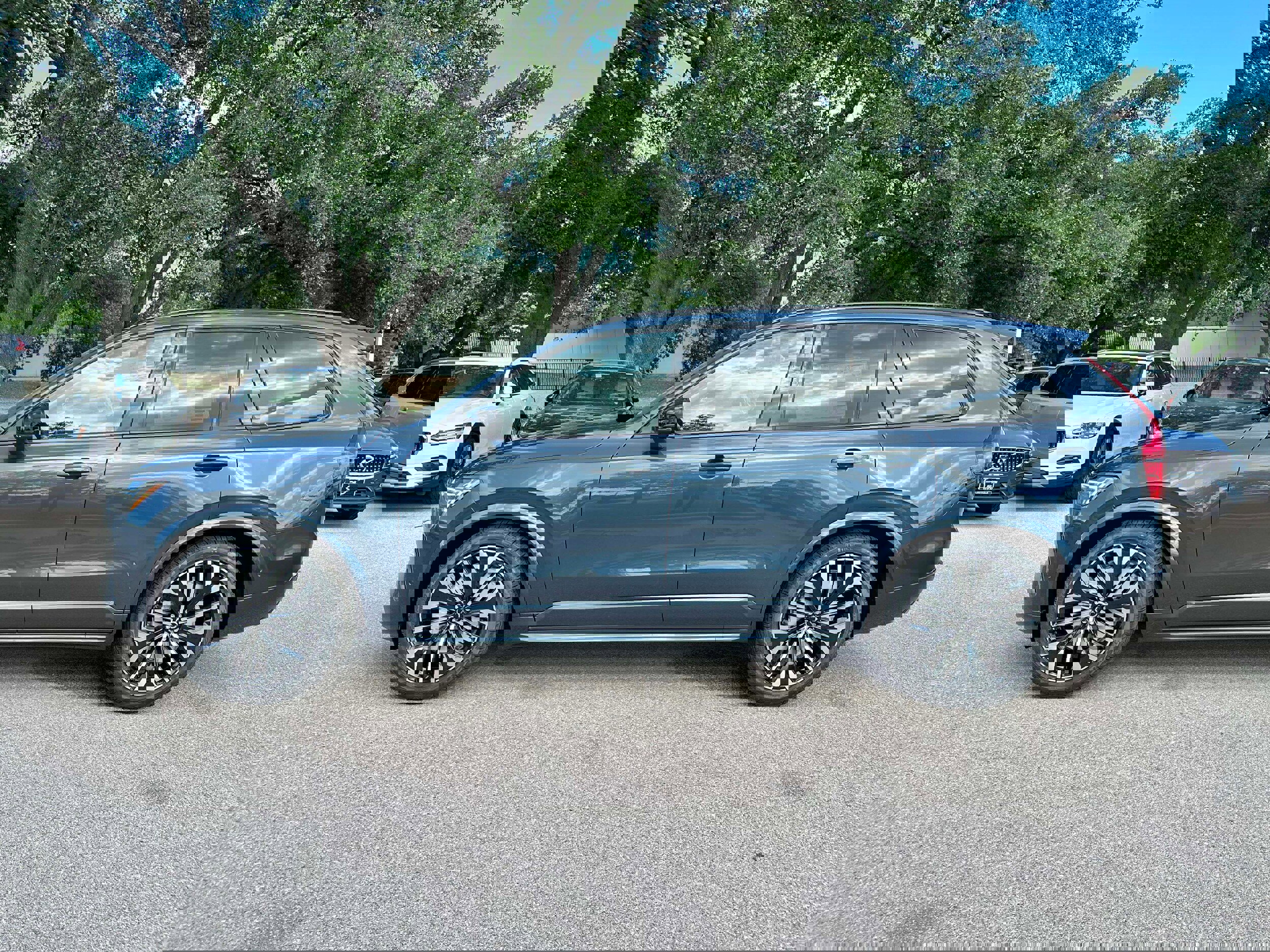 New 2026 Volvo XC90 B6 Ultra w/ Lounge Package image 3