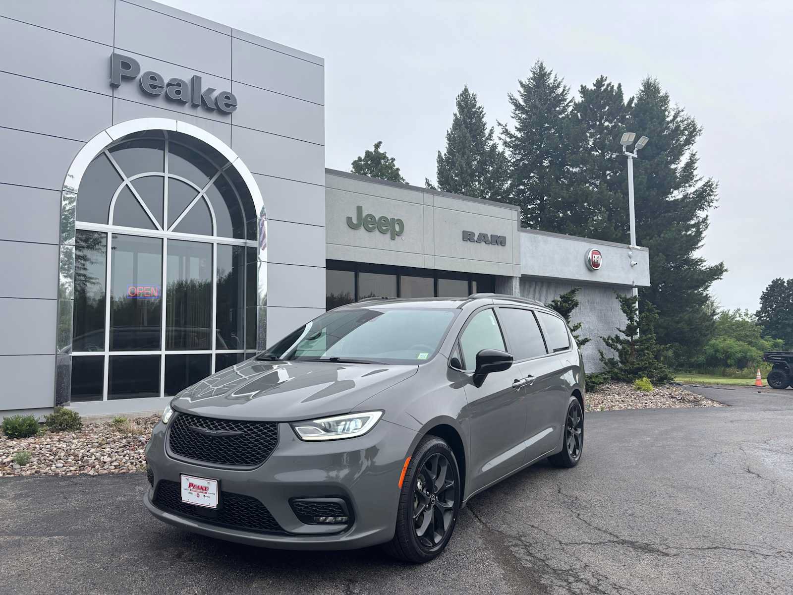 Used 2025 Chrysler Pacifica Limited FWD image 1