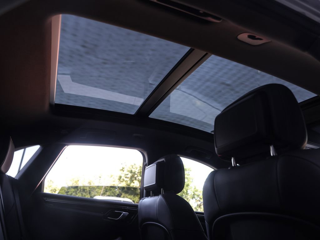 Certified 2025 Porsche Macan image 40