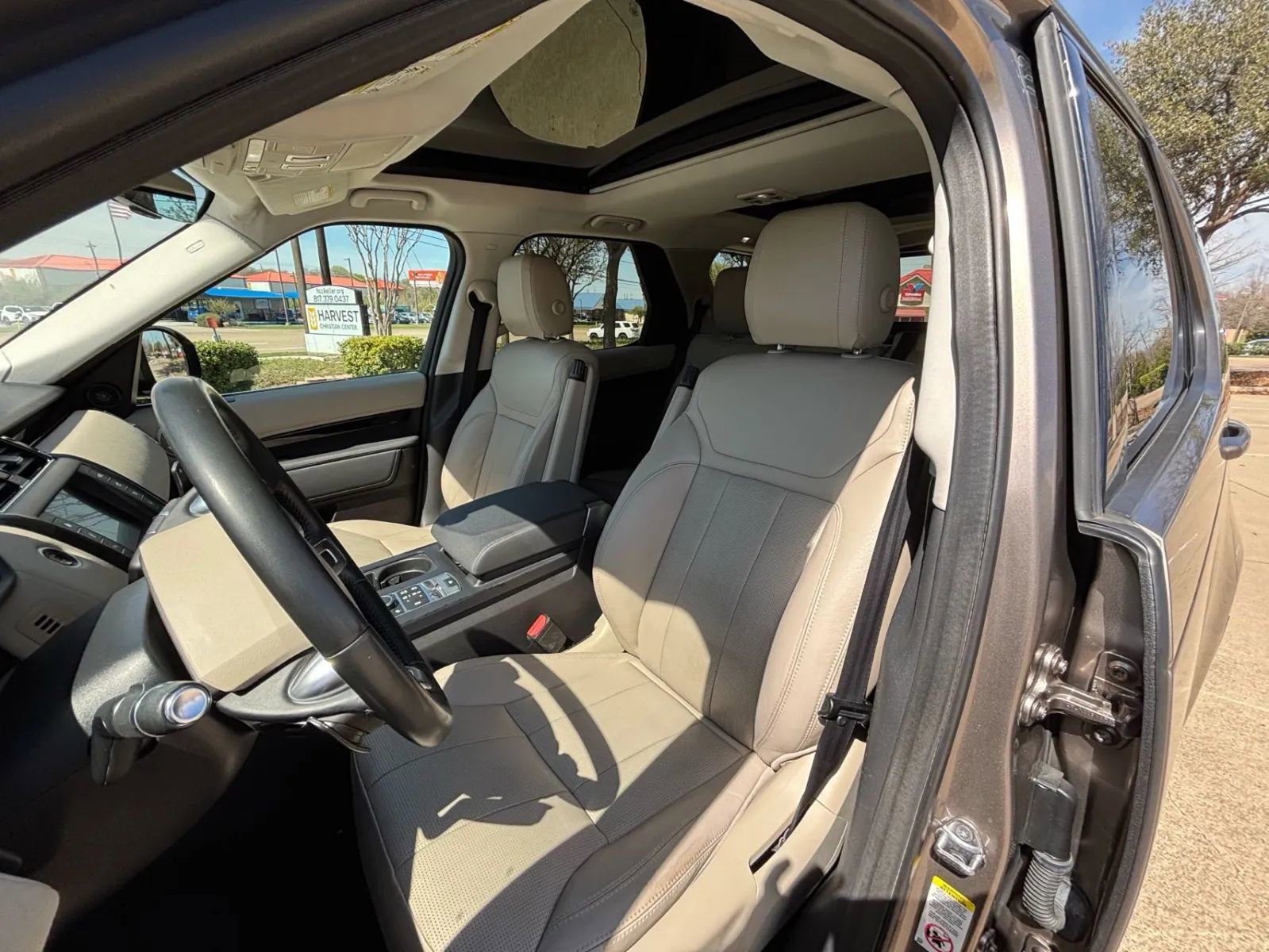 Used 2017 Land Rover Discovery SE AWD/4WD image 15