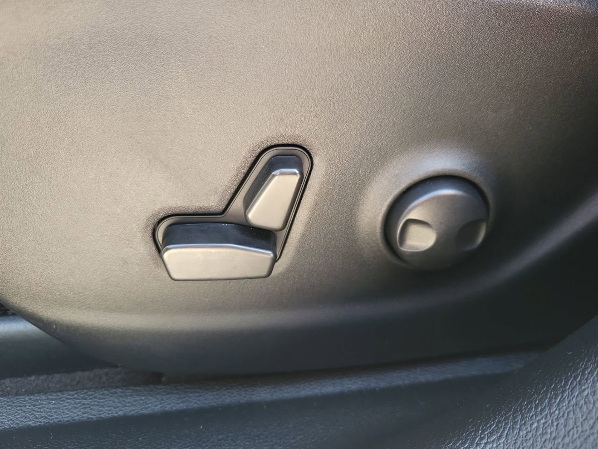 Used 2022 Jeep Cherokee Limited image 17