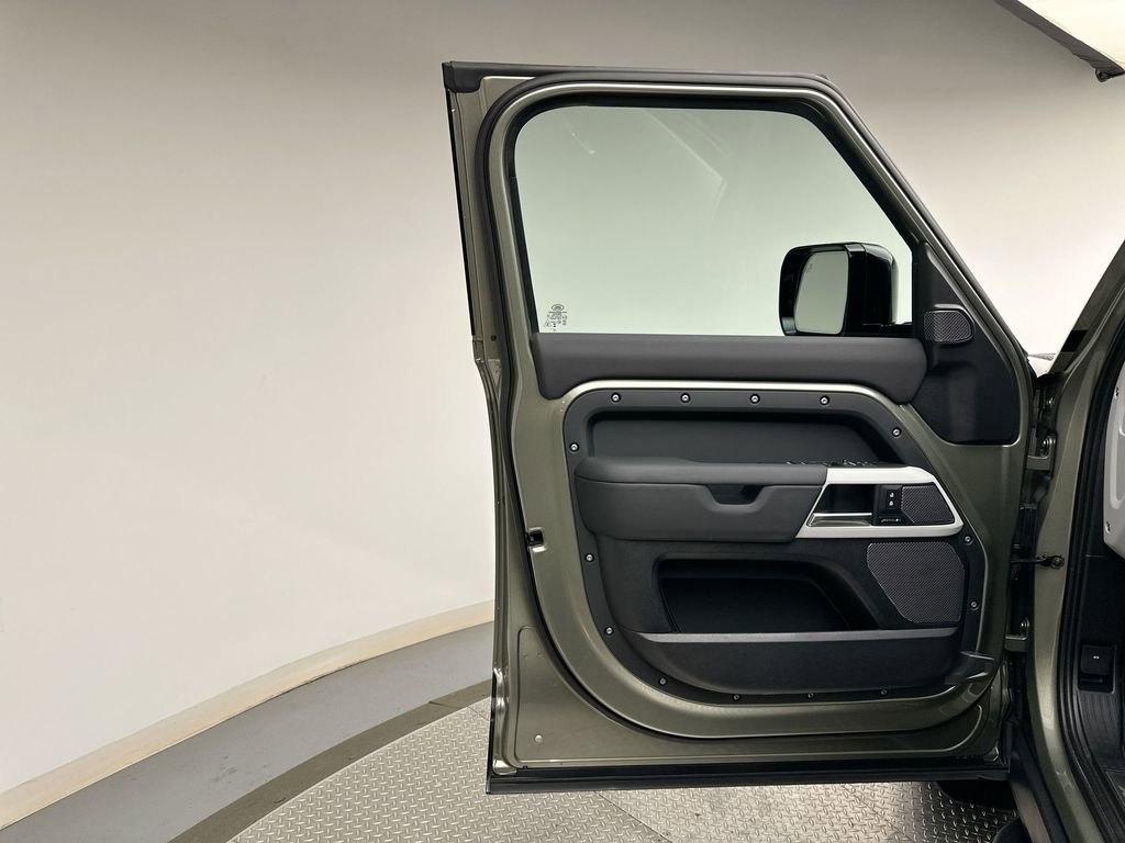Used 2024 Land Rover Defender 110 X-Dynamic SE image 21