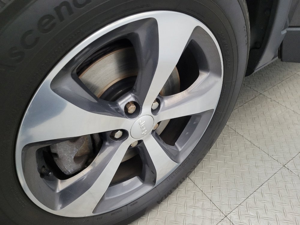 Used 2019 Jeep Cherokee Limited image 31