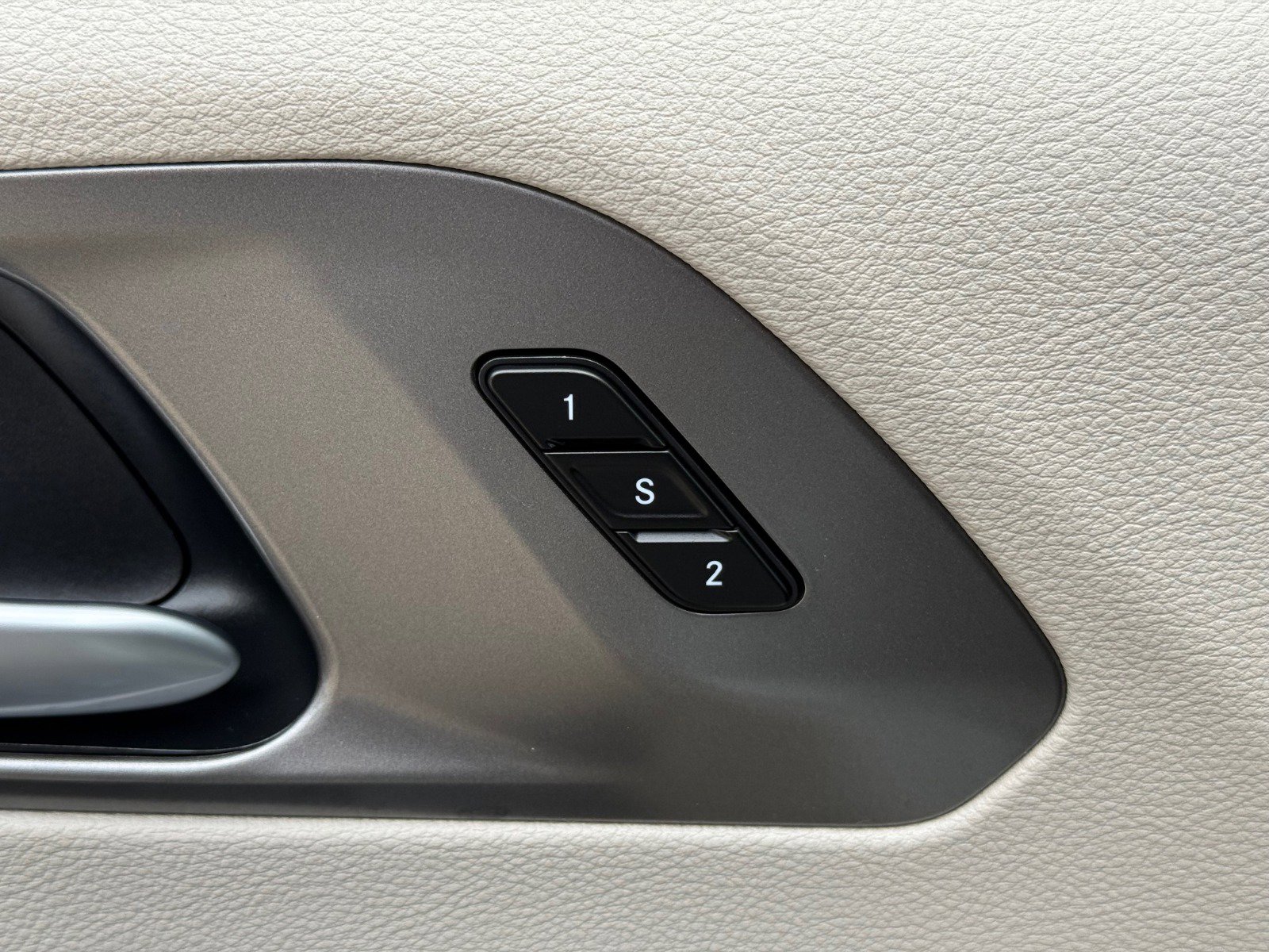 Used 2024 Chrysler Pacifica Touring-L image 8