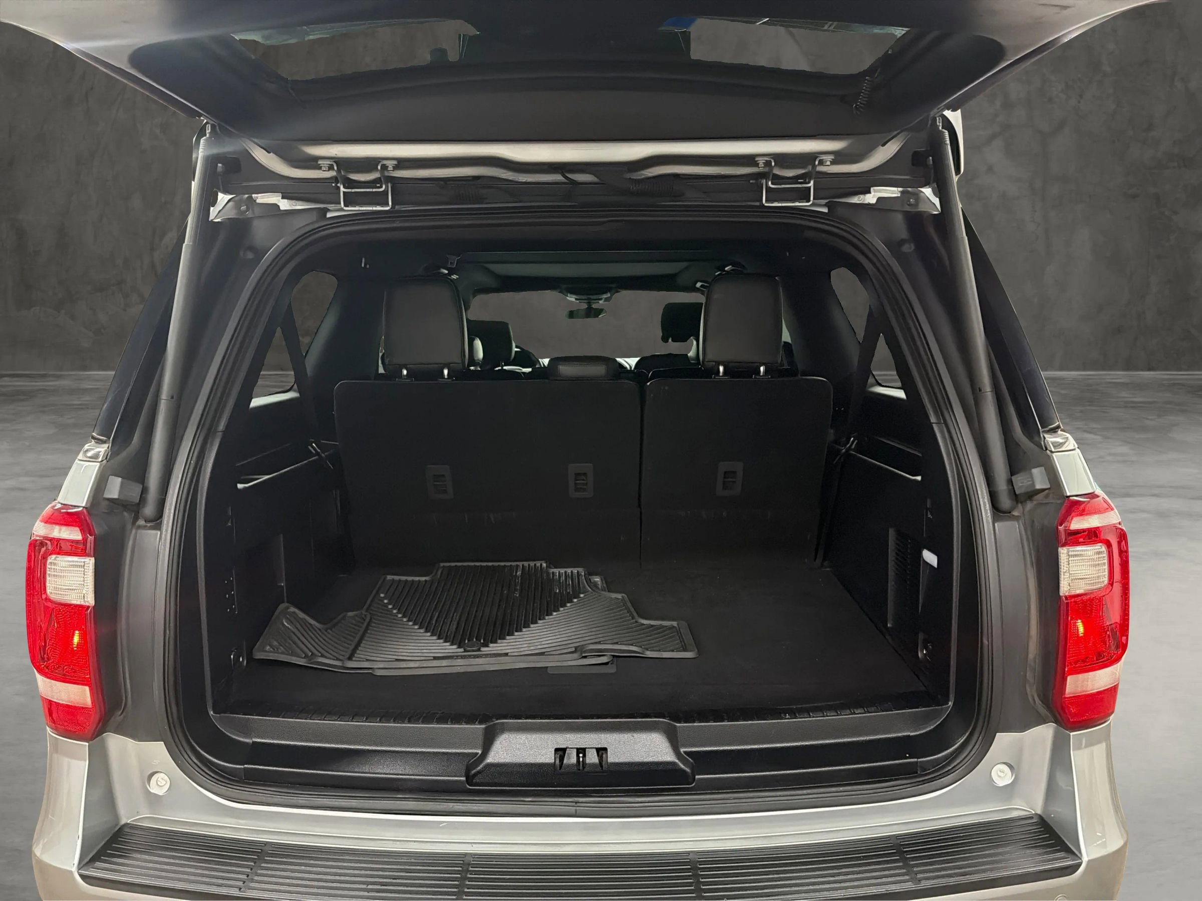 Used 2020 Ford Expedition Max XLT w/ Equipment Group 202A image 12