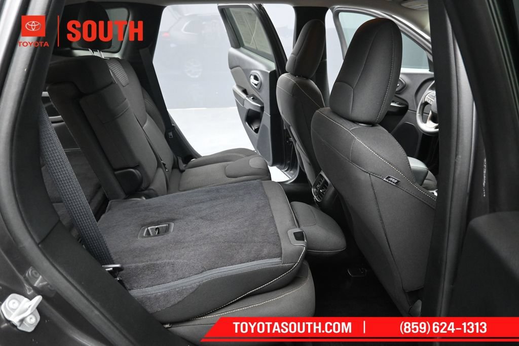 Used 2017 Jeep Cherokee Latitude w/ Comfort & Sound Group FWD image 27
