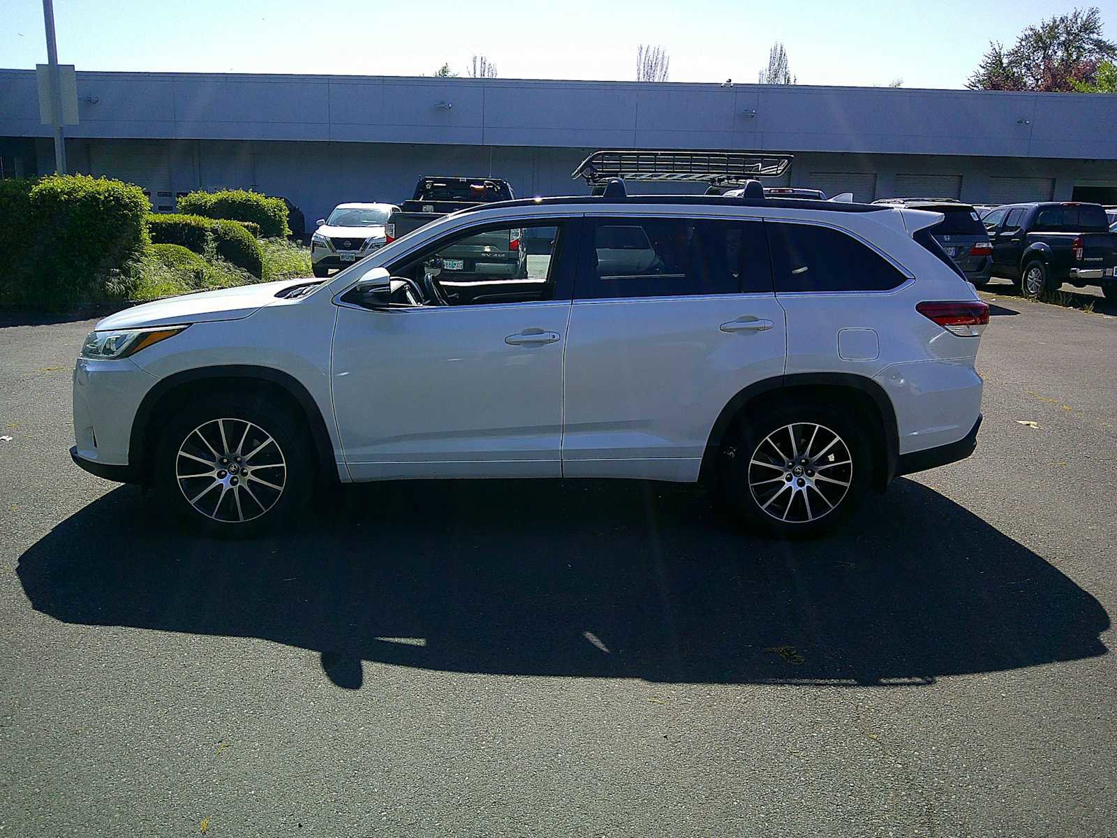 Used 2018 Toyota Highlander SE AWD/4WD image 2