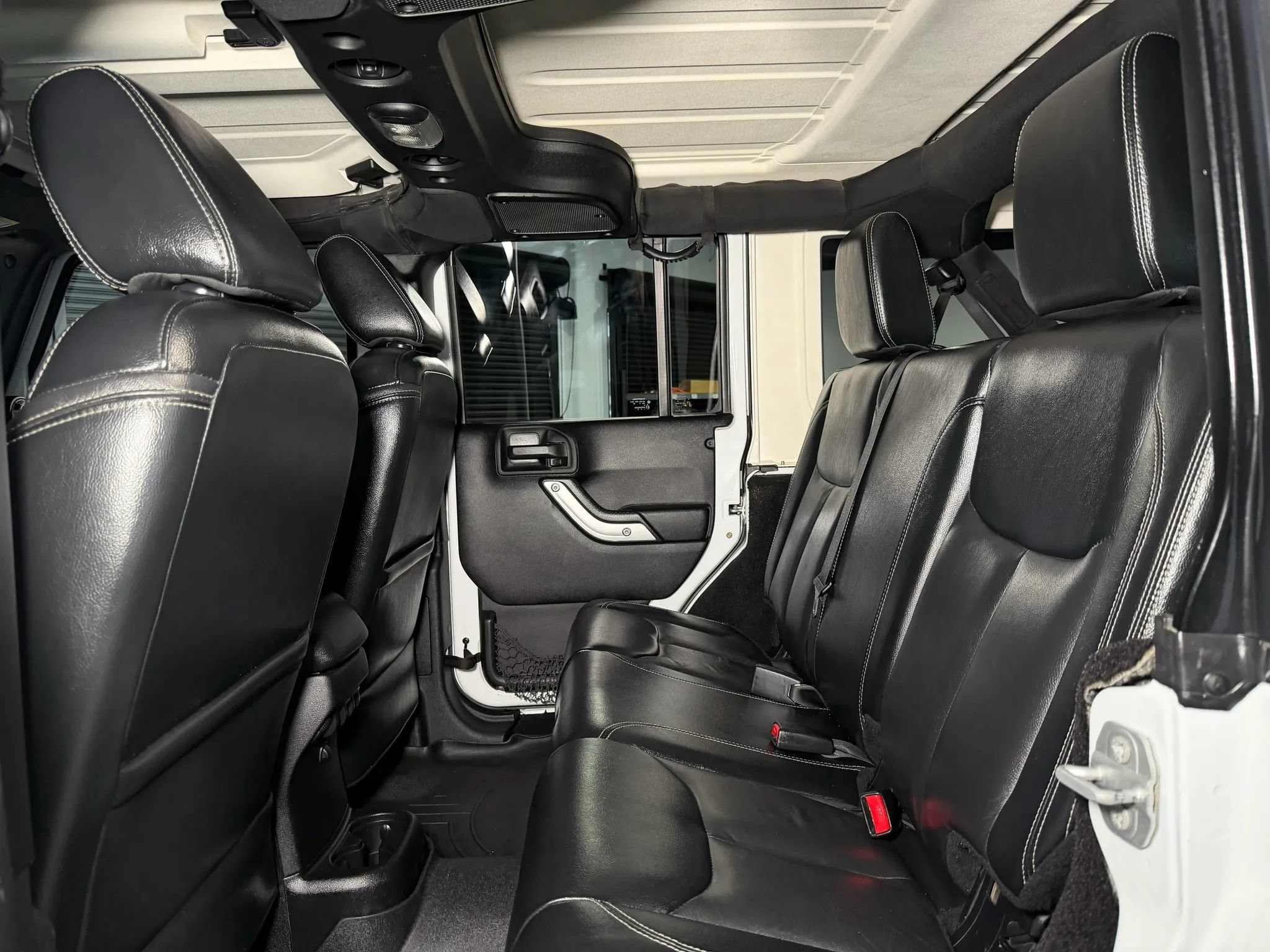 Used 2015 Jeep Wrangler Unlimited Rubicon w/ Connectivity Group AWD/4WD image 32