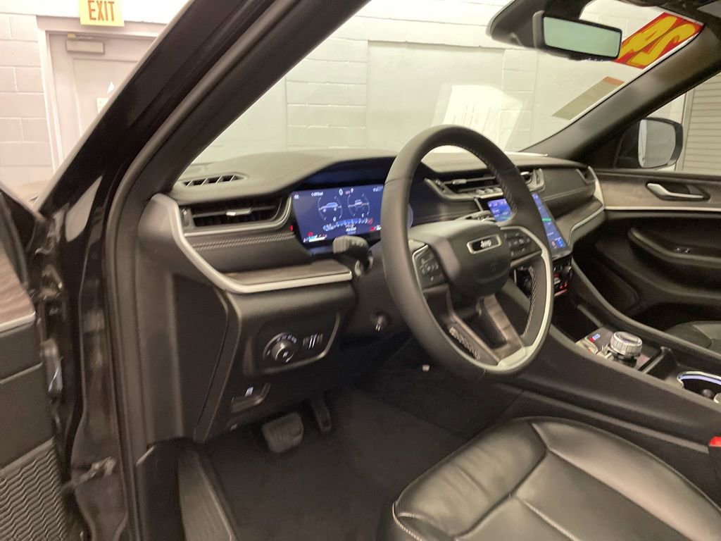Certified 2024 Jeep Grand Cherokee L Limited w/ Luxury Tech Group II image 21