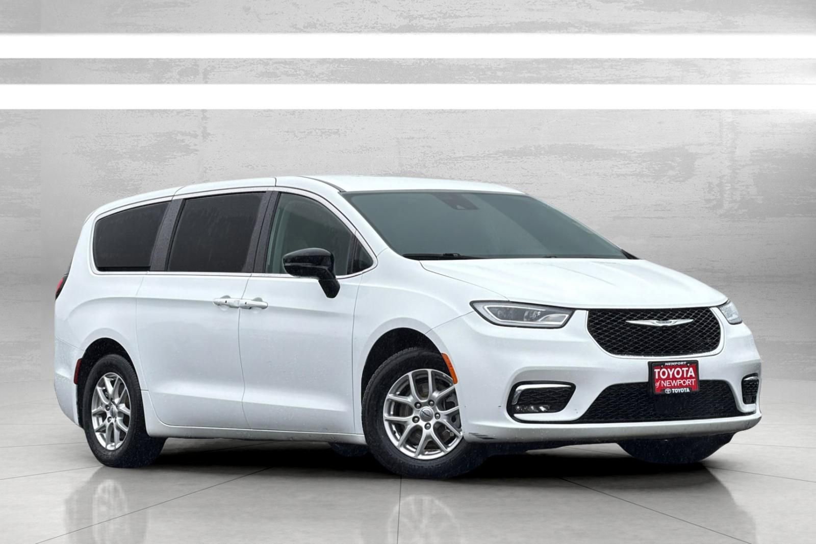 Used 2024 Chrysler Pacifica Touring-L image 2