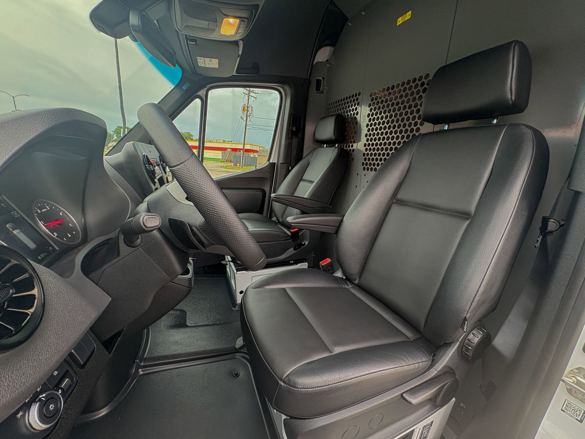 Used 2025 Mercedes-Benz Sprinter 2500 image 19