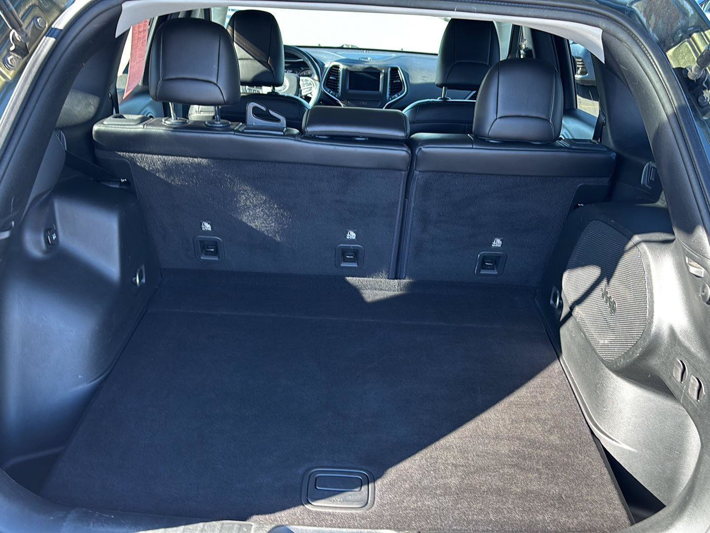 Used 2019 Jeep Cherokee Latitude Plus w/ Cold Weather Group AWD/4WD image 28