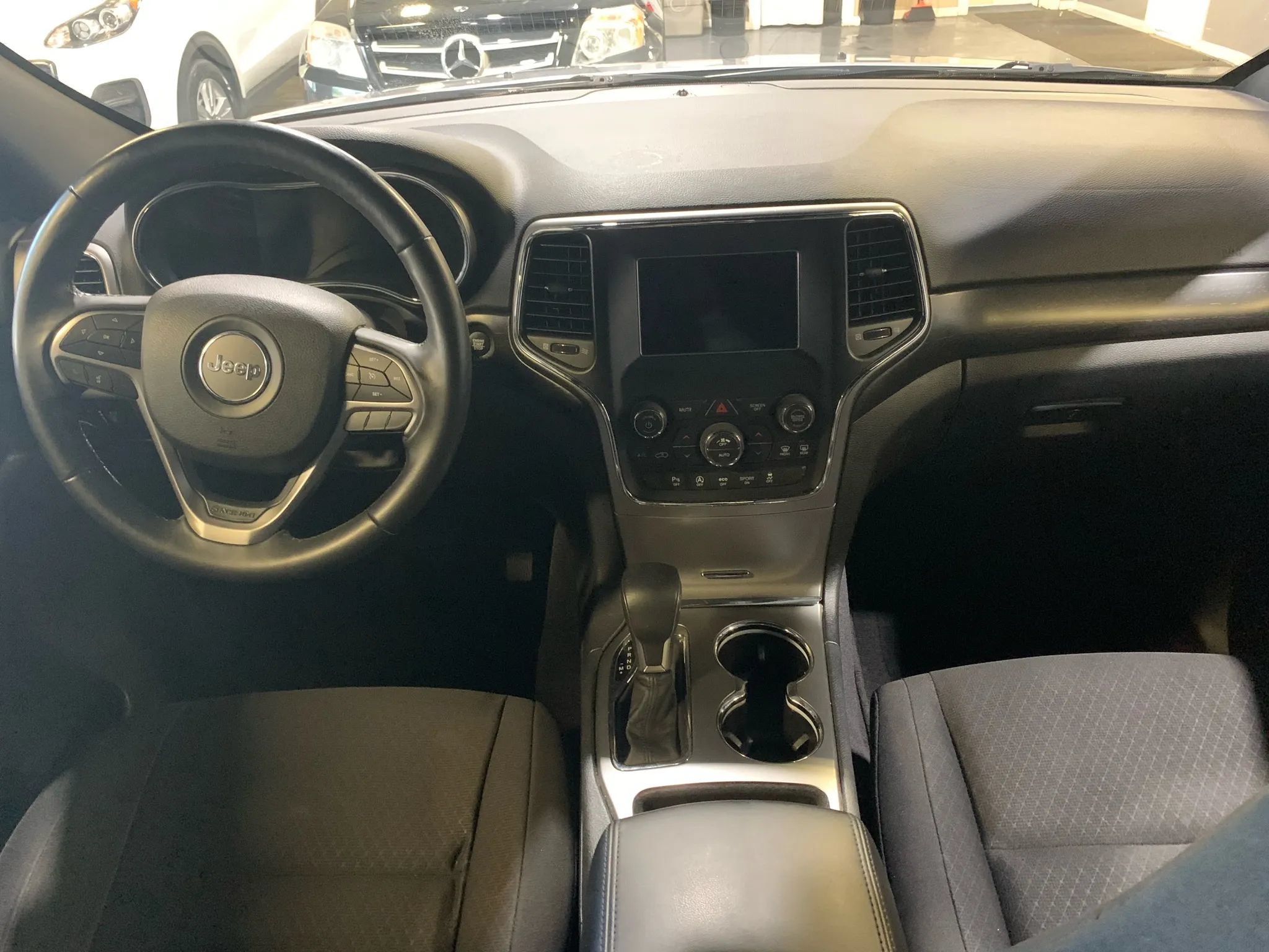 Used 2018 Jeep Grand Cherokee Laredo AWD/4WD image 14