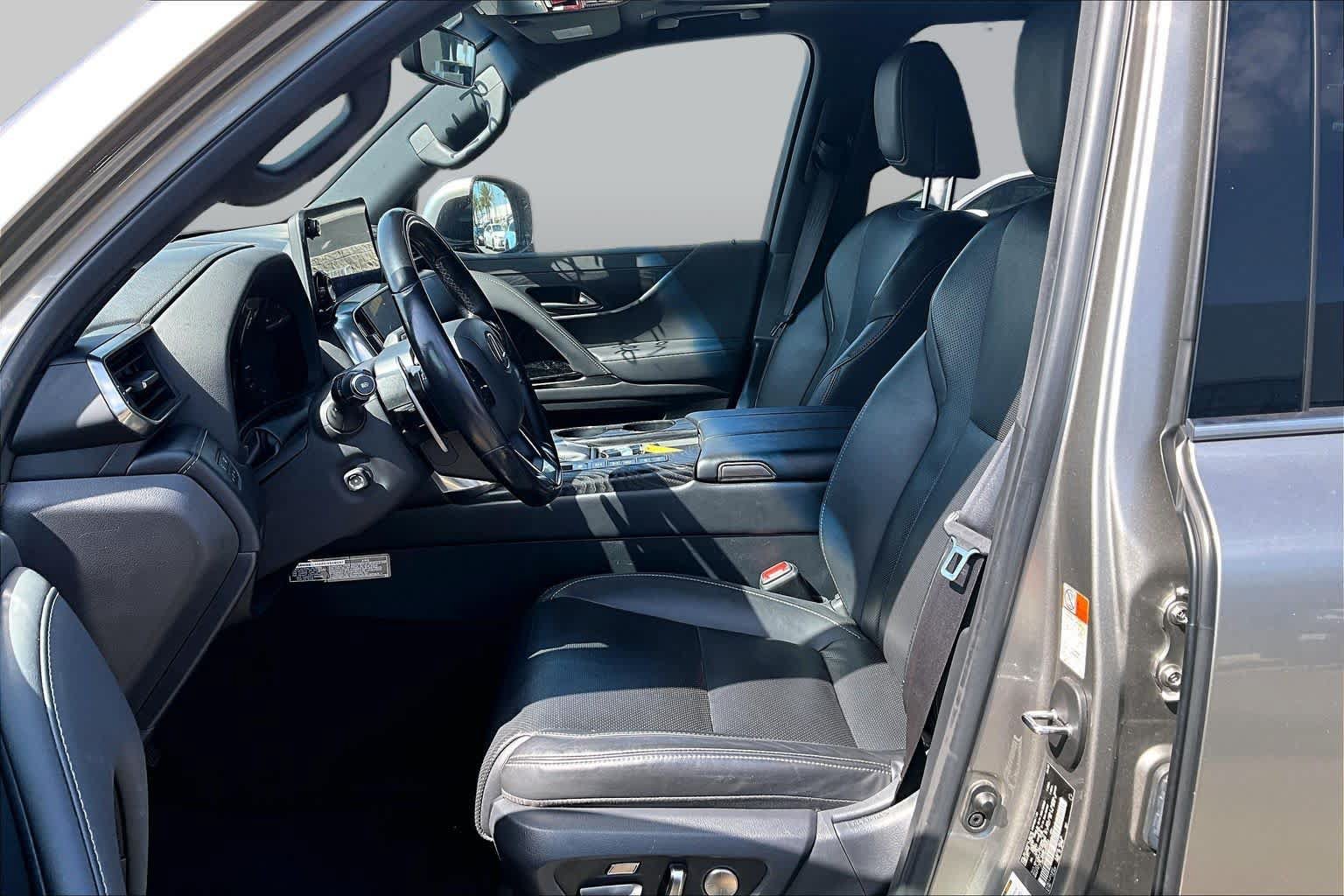 Used 2022 Lexus LX 600 4WD w/ Luxury Package image 7