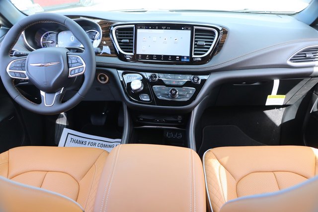 New 2023 Chrysler Pacifica Pinnacle FWD image 16