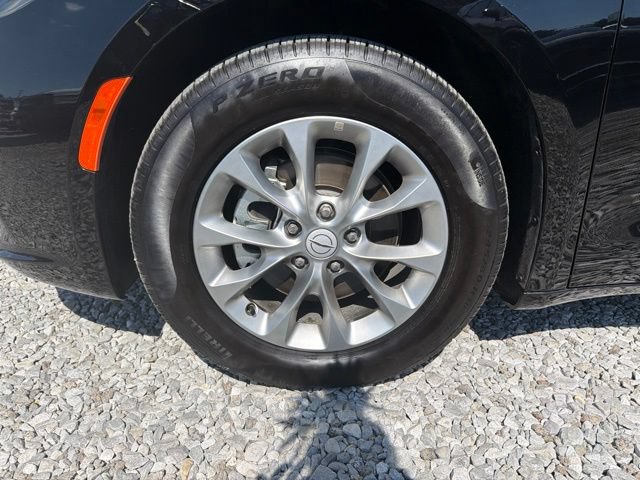 Used 2026 Chrysler Pacifica Limited FWD image 7