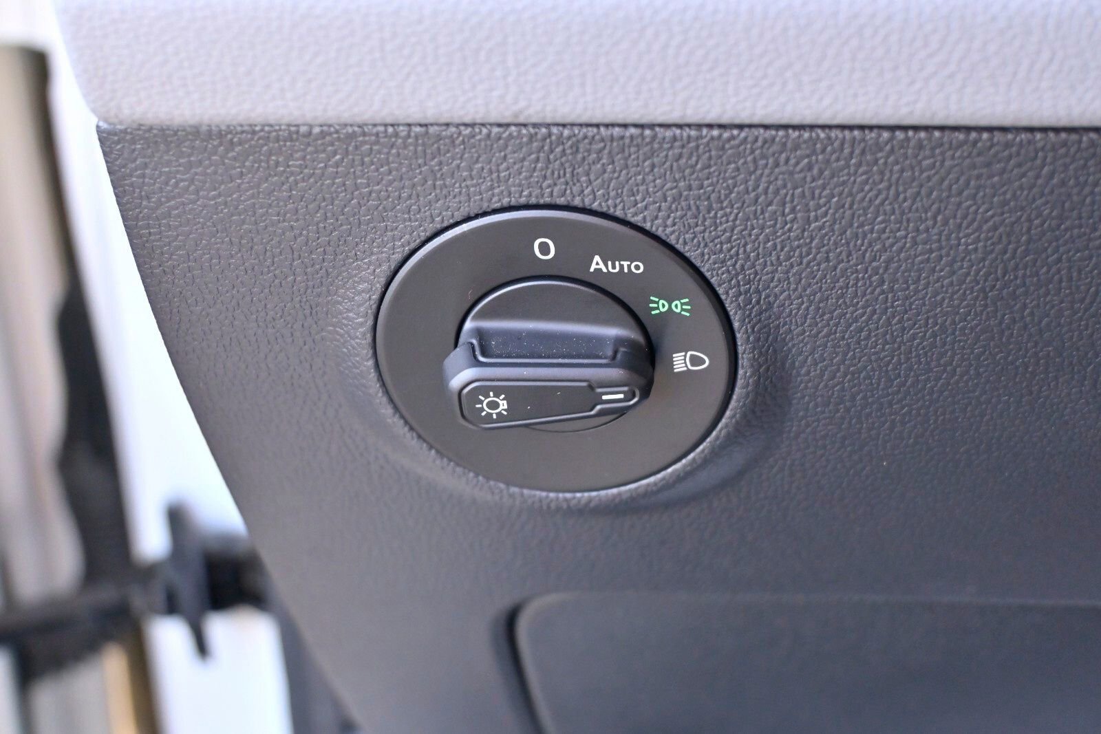 Used 2024 Volkswagen Taos SE w/ Panoramic Sunroof Package image 12