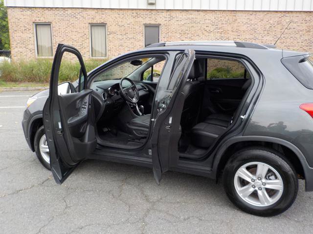 Used 2019 Chevrolet Trax LT w/ LT Convenience Package image 16