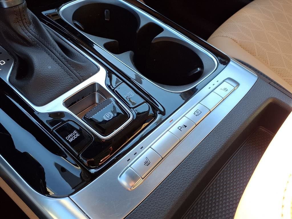 Used 2024 Kia Carnival EX image 7