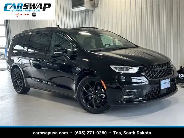 Used 2025 Chrysler Pacifica Limited FWD image 1