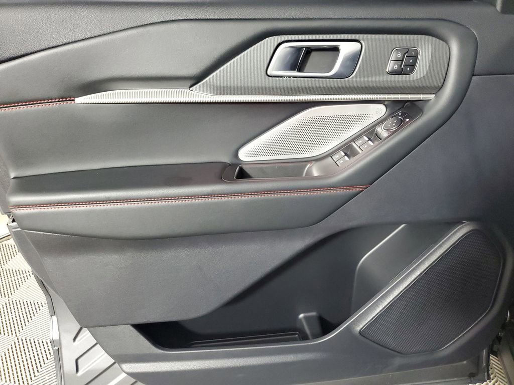 Used 2025 Ford Explorer ST image 19