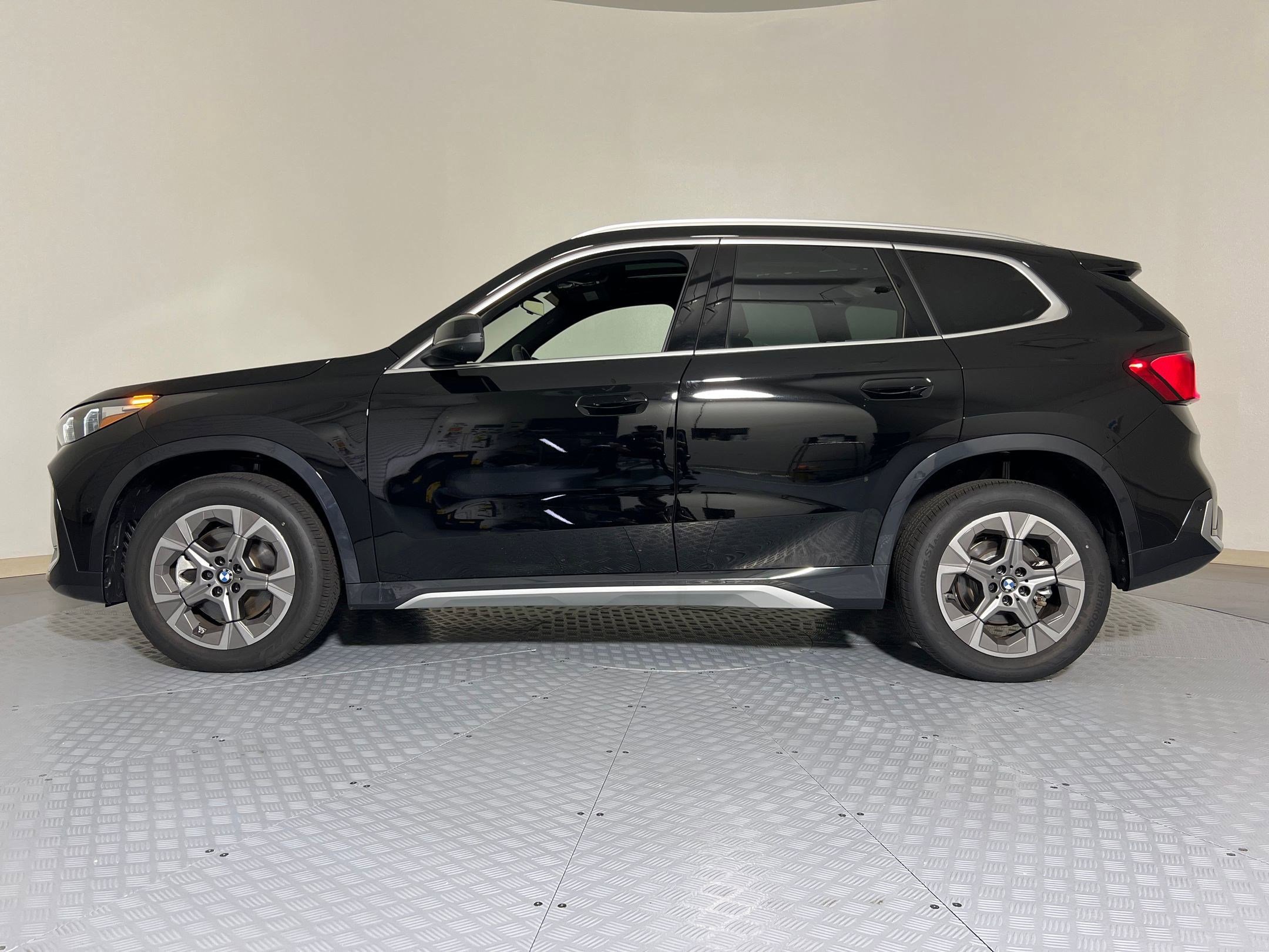 Used 2025 BMW X1 xDrive28i w/ Technology Package image 2