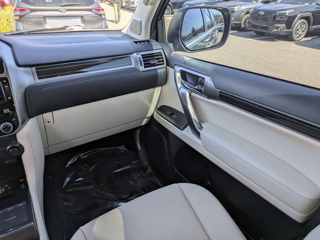 Used 2023 Lexus GX 460 Premium w/ Accessory Package image 16