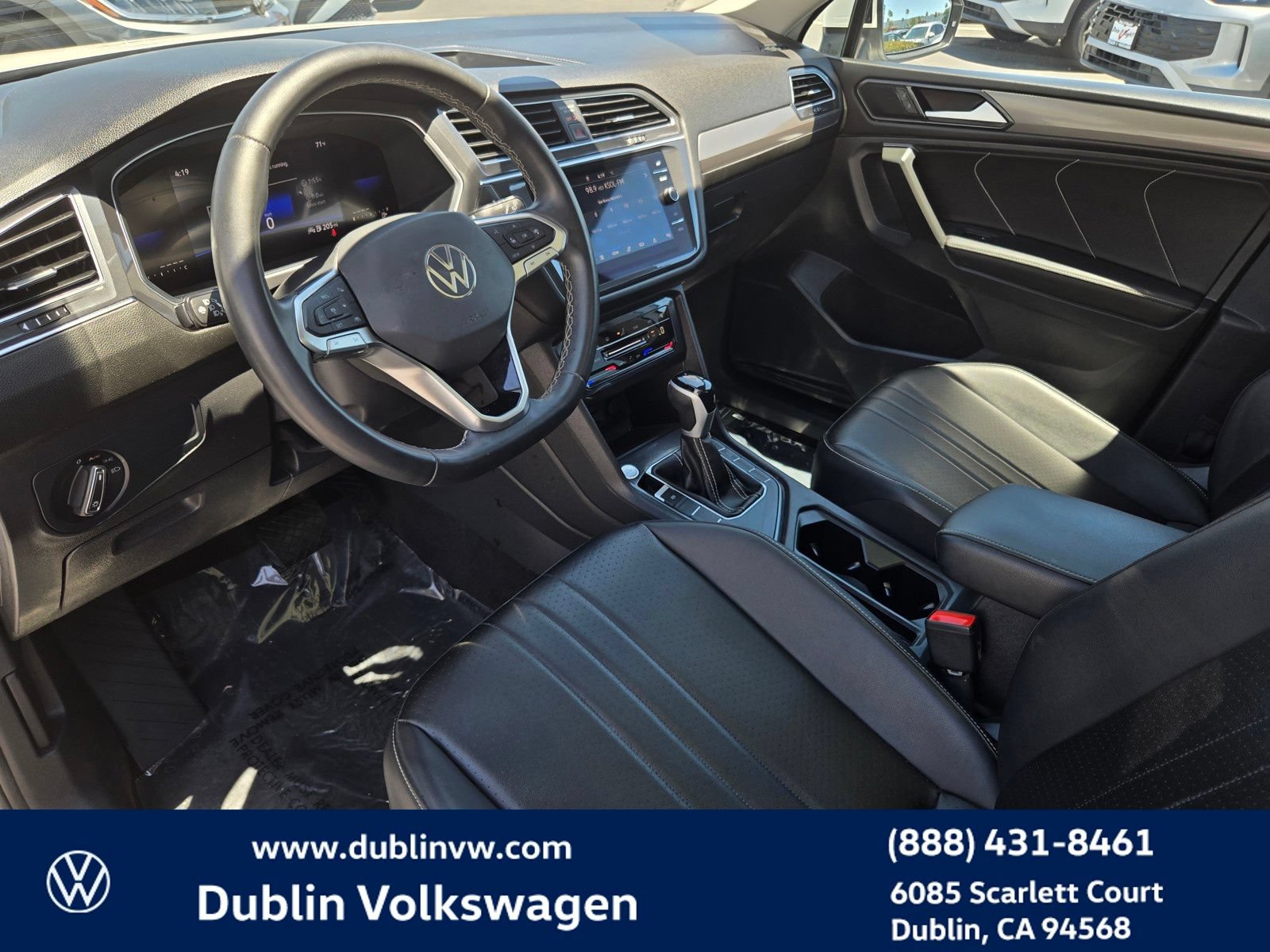 Certified 2023 Volkswagen Tiguan SE w/ Panoramic Sunroof Package FWD image 9