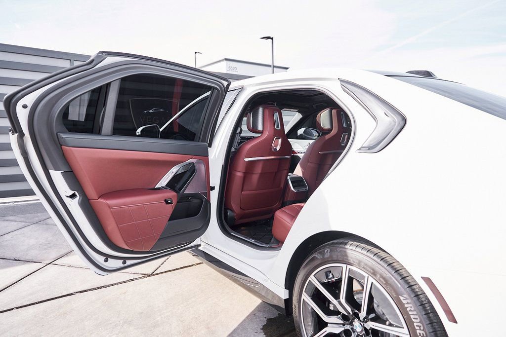 Used 2025 BMW 760i xDrive w/ Premium Package image 29