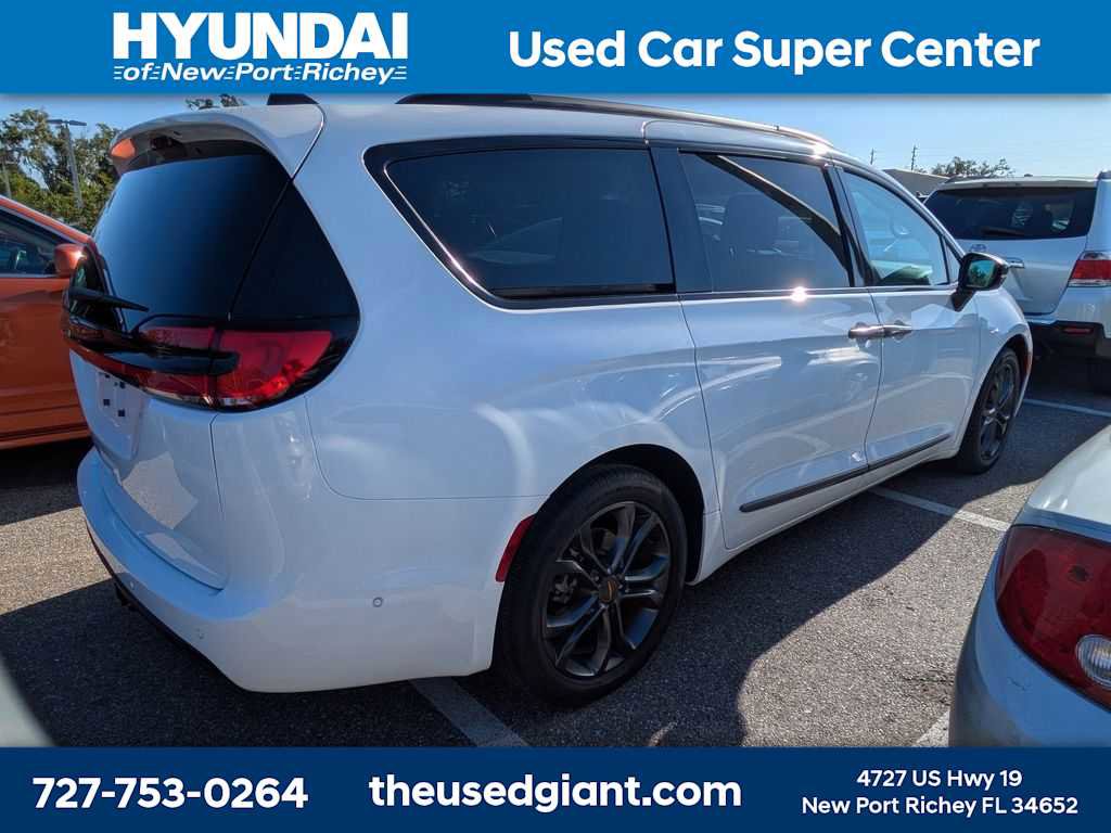 Used 2023 Chrysler Pacifica Touring-L w/ Road Tripper Package FWD image 2