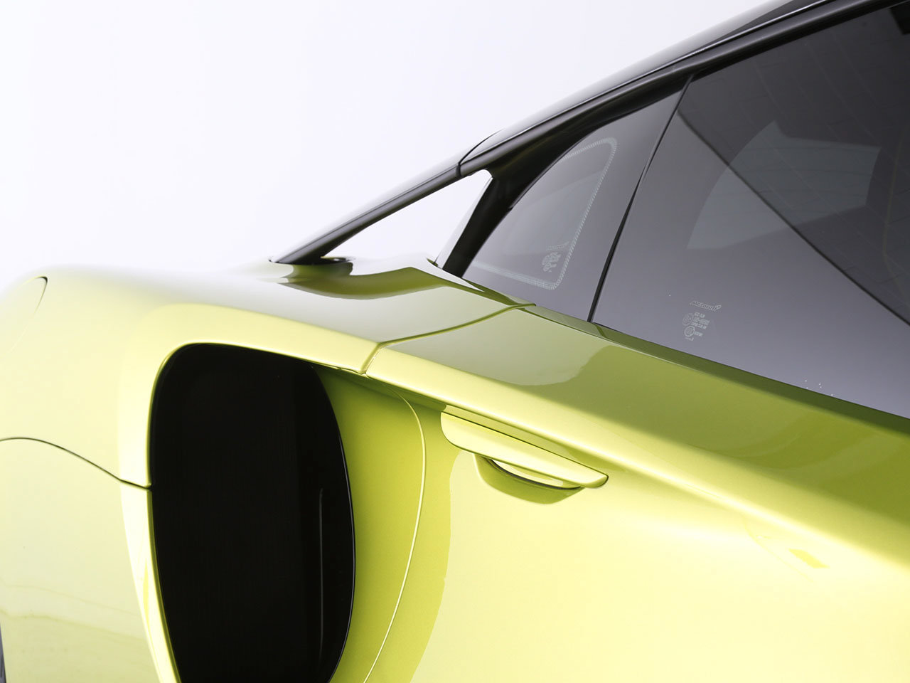 Used 2023 McLaren Artura RWD image 17