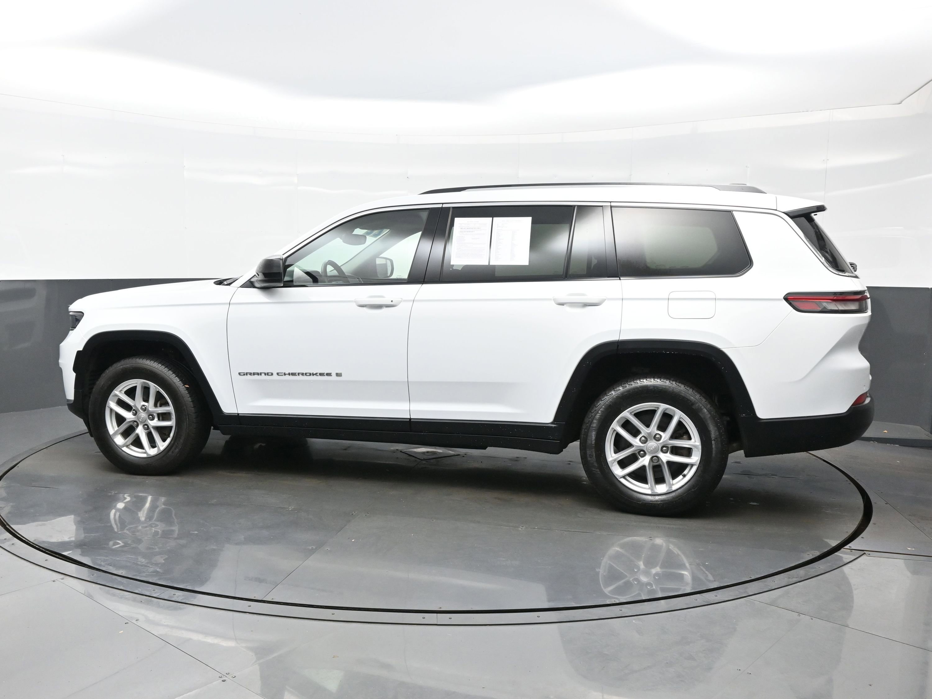Used 2022 Jeep Grand Cherokee L Laredo w/ Luxury Tech Group I AWD/4WD image 3