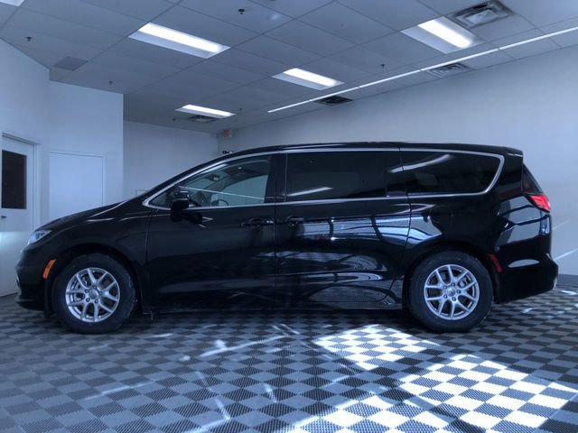 Used 2024 Chrysler Pacifica Touring-L image 12