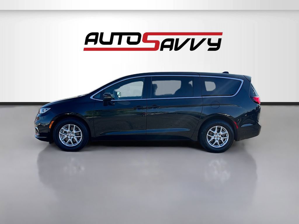Used 2023 Chrysler Pacifica Touring FWD image 4