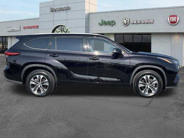 Used 2022 Toyota Highlander XLE FWD image 8