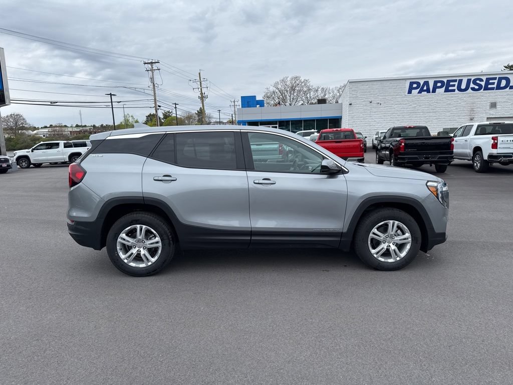 Used 2024 GMC Terrain SLE AWD/4WD image 3
