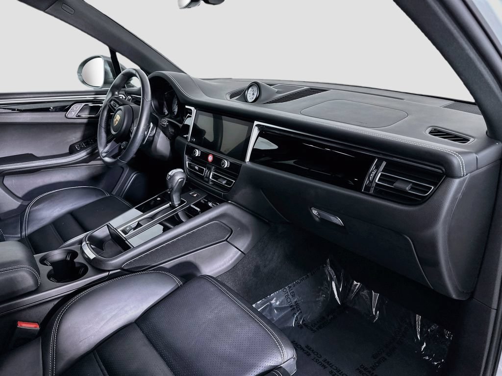 Certified 2024 Porsche Macan Turbo AWD/4WD image 30