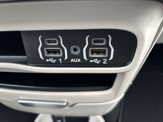 Used 2024 Chrysler Pacifica Touring-L FWD image 26
