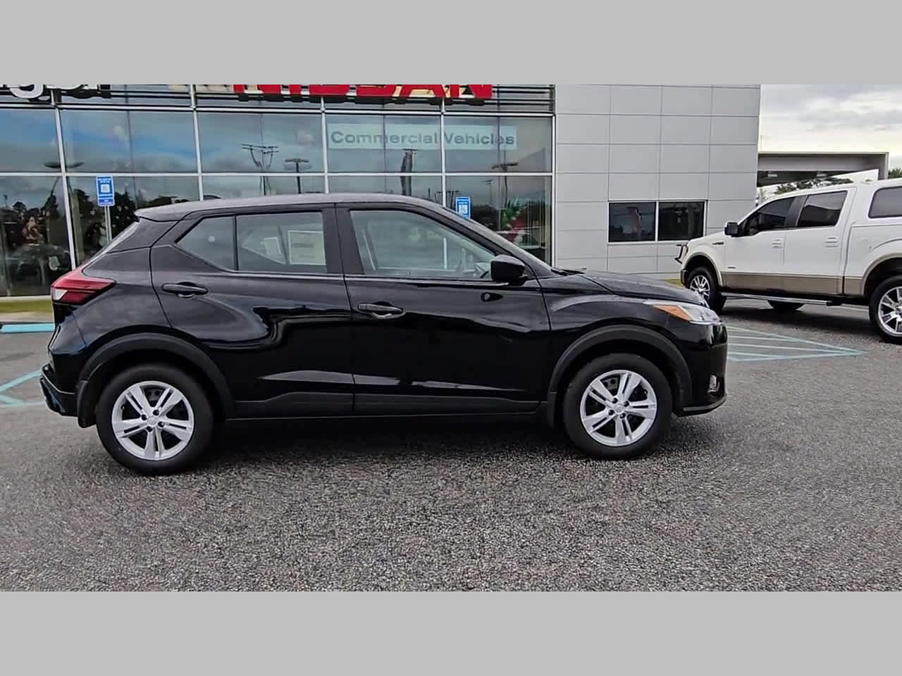 New 2025 Nissan Kicks Play S image 35