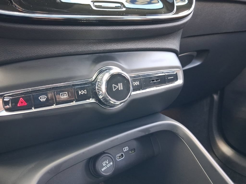 Certified 2024 Volvo XC40 B5 Plus AWD/4WD image 23
