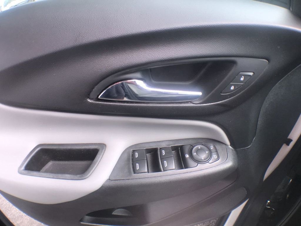 Used 2021 Chevrolet Equinox LS image 12